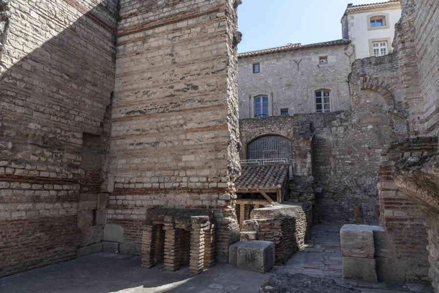 Francia - Arles 073 - Termas de Constantin.jpg